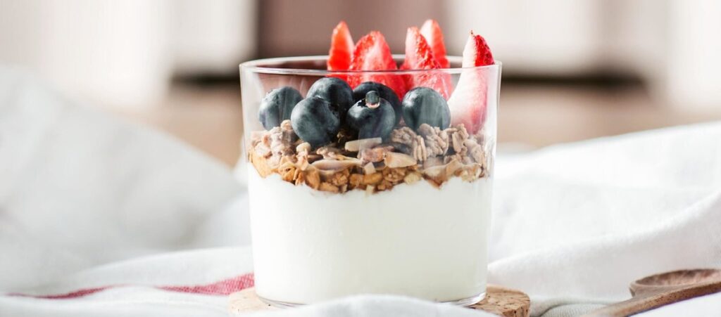 featured image for article on yogurt live cultures